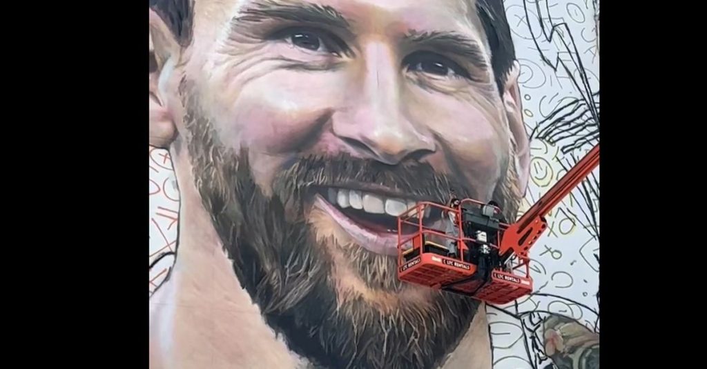 Ντέιβιντ Μπέκαμ: Η στιγμή που ζωγραφίζει την τοιχογραφία του Μέσι στο Μαϊάμι (βίντεο)