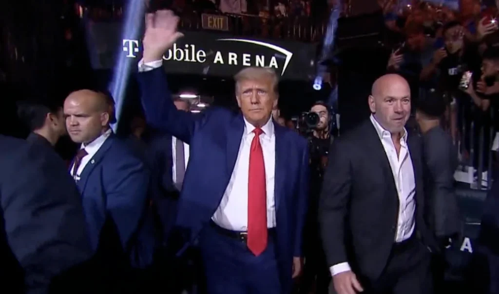 Υποδοχή μελλοντικού προέδρου των ΗΠΑ έκανε στον Ν.Τραμπ το πλήθος σε αγώνες ΜΜΑ στο Λας Βέγκας