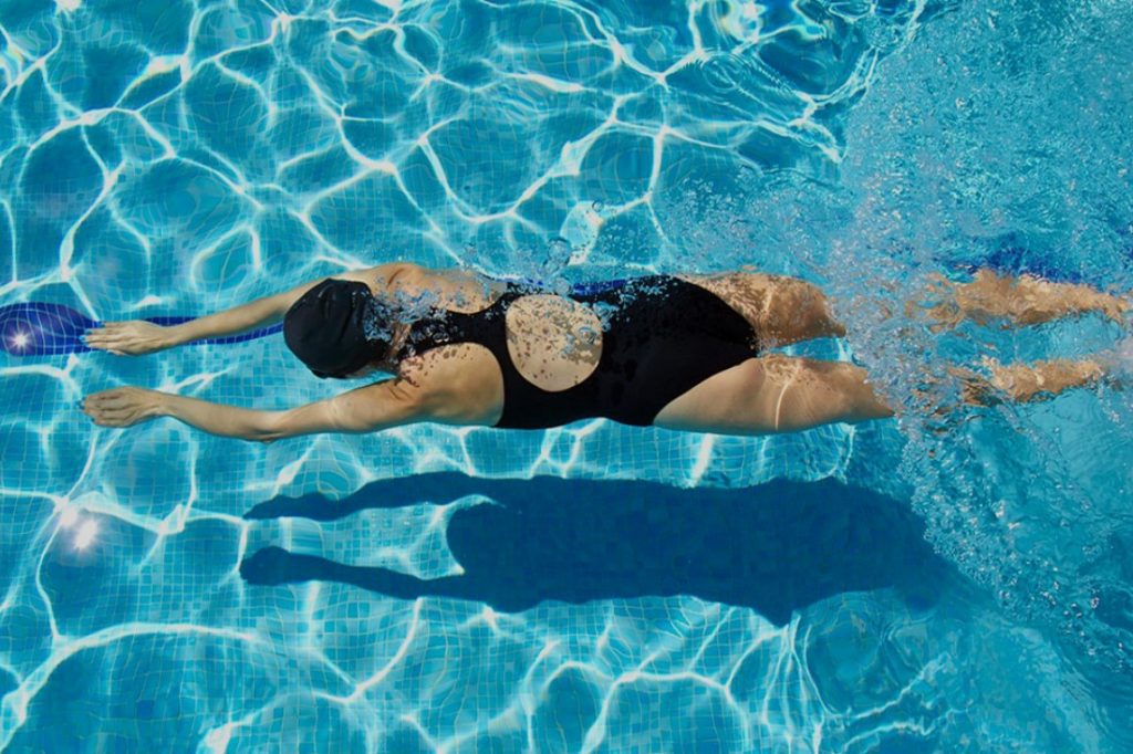 Κάνουν θαύματα: Οι πέντε ασκήσεις που μπορείτε να κάνετε μέσα στη θάλασσα