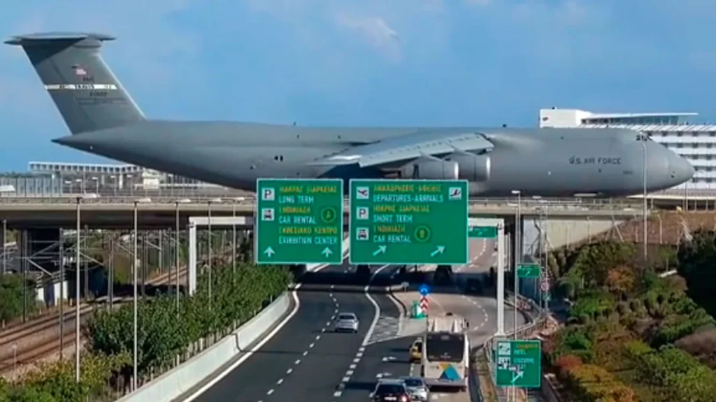 «Θηριώδες» αμερικανικό C-17 «πέρασε» πάνω από τη γέφυρα της Αττικής Οδού! (εντυπωσιακό βίντεο)