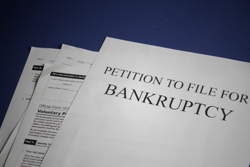 Μαζικές πτωχεύσεις επιχειρήσεων στις ΗΠΑ προκαλεί η πιστωτική ασφυξία που προκάλεσε η αύξηση των επιτοκίων