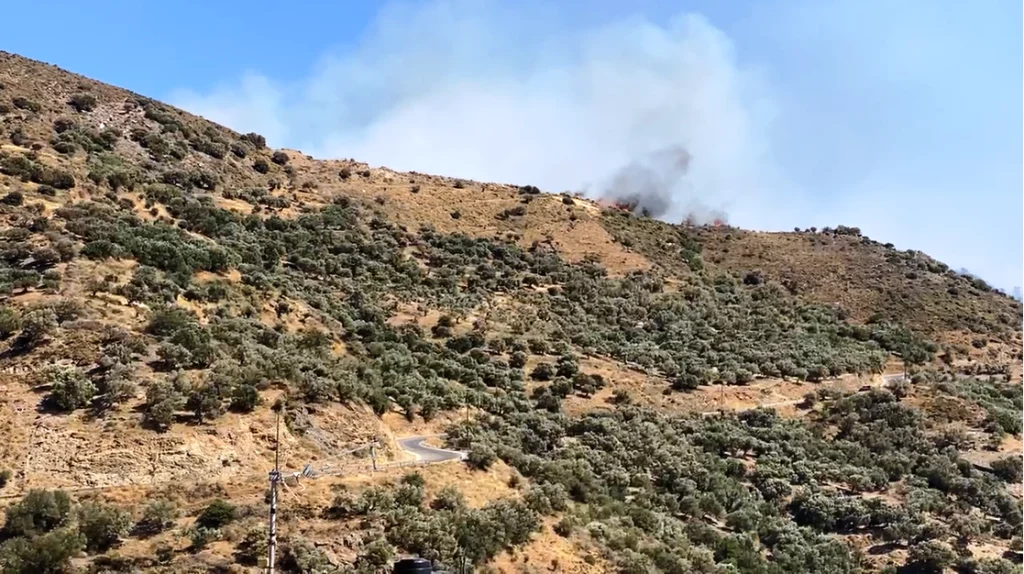 Μεγάλη φωτιά στο Ρέθυμνο: Μήνυμα από το 112 – «Αποφύγετε την περιοχή Άγιος Βασίλειος»