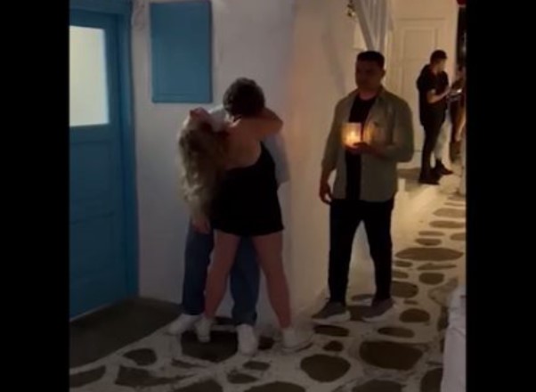 Μύκονος: Ζευγάρι ερωτοτροπούσε σε κοινή θέα και του κρατούσαν το φανάρι (βίντεο)