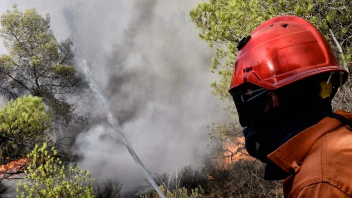 Πυρκαγιά ξέσπασε κοντά στις γραμμές του Προαστιακού στο Ζευγολατιό – Διακόπηκαν τα δρομολόγια