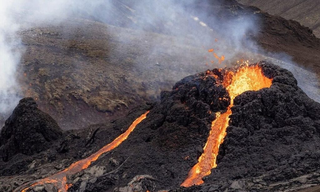 Νέα ηφαιστειακή έκρηξη στην Ισλανδία – Κοντά στο Ρέικιαβικ (βίντεο)