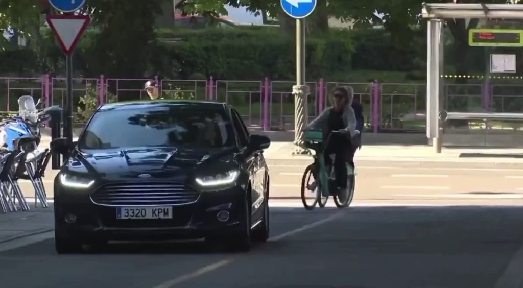 Ισπανίδα υπουργός άφησε τη λιμουζίνα της και ανέβηκε σε ποδήλατο μόνο για 100 μέτρα για να φωτογραφηθεί ως οικολόγος!