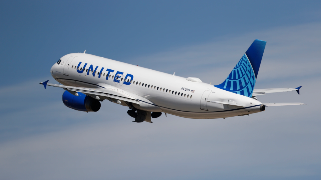Αναστάτωση σε πτήση της United Airlines: Άλλαξε πορεία λόγω… απείθαρχου επιβάτη – Δεν είχαν το γεύμα του