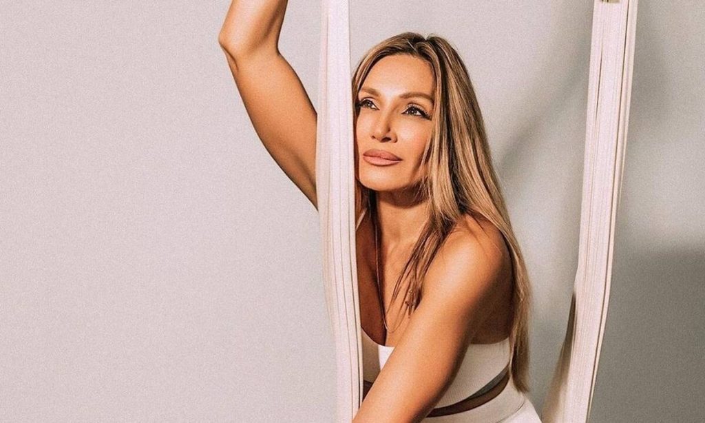 Η Ελένη Πετρουλάκη ποζάρει με μαγιό γεμάτο παγέτες και «τραβά» όλα τα βλέμματα πάνω της (φώτο)