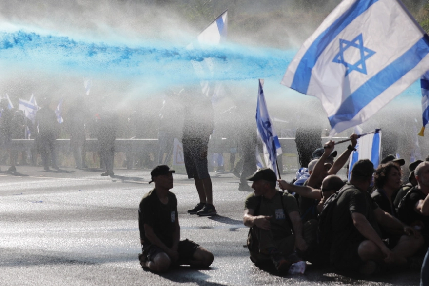 Επεισόδια στο Ισραήλ για την δικαστική μεταρρύθμιση – Χιλιάδες διαδηλωτές στους δρόμους (φωτο-βίντεο)