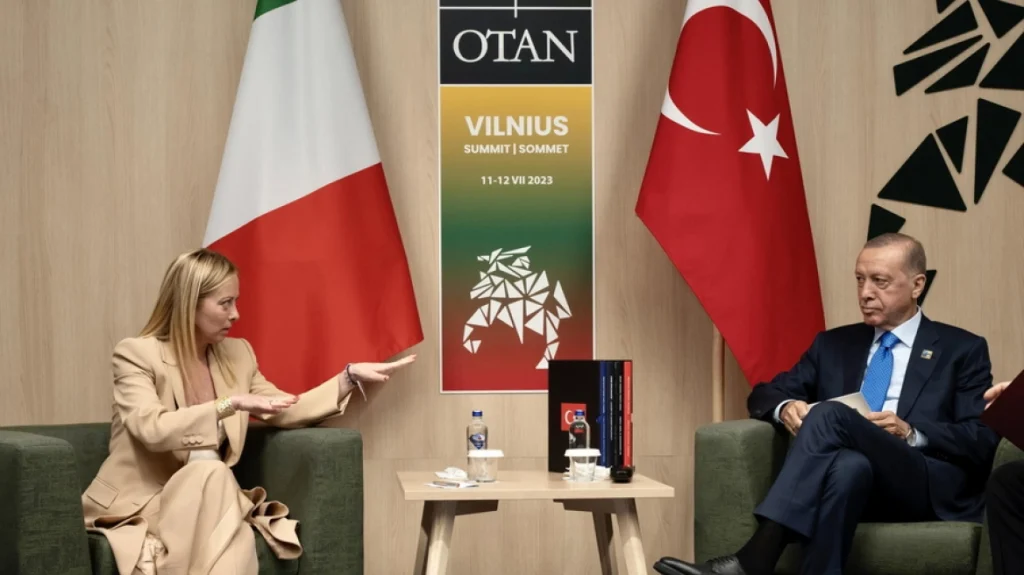 Συνάντηση Τ.Μελόνι – Ρ.Τ.Ερντογάν στο περιθώριο της Συνόδου του ΝΑΤΟ