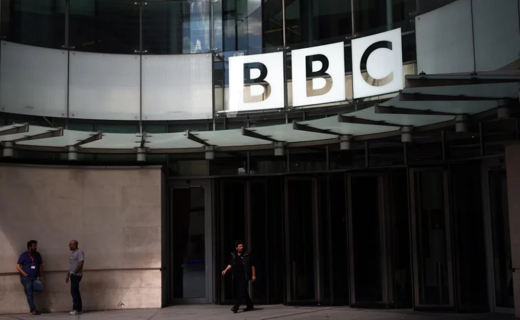 BBC: Δεύτερη καταγγελία για τον παρουσιαστή που πλήρωσε παιδί για γυμνές φωτογραφίες- «Με πίεζε να συναντηθούμε»
