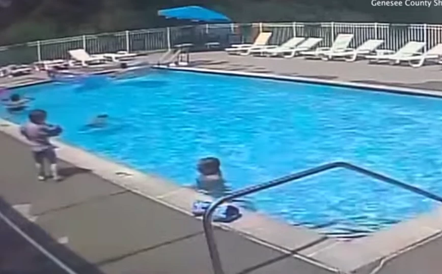 Βίντεο ντοκουμέντο: Η στιγμή που δύο παιδιά να σώζουν 7χρονο που πνίγονταν σε πισίνα – Άπραγοι οι ενήλικες