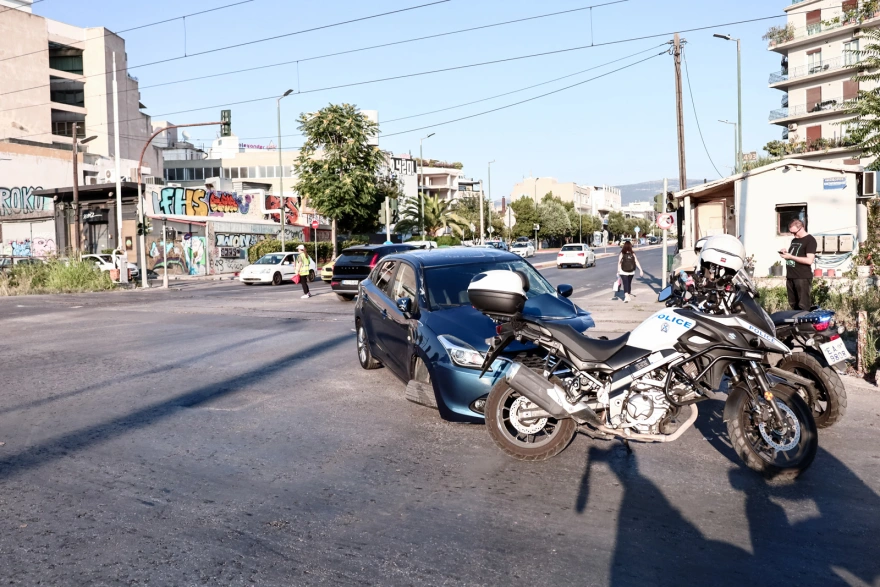 Όχημα συγκρούστηκε με αμαξοστοιχία στην Ιερά Οδό – Παραβίασε τις μπάρες στη διασταύρωση (φωτο) (upd)