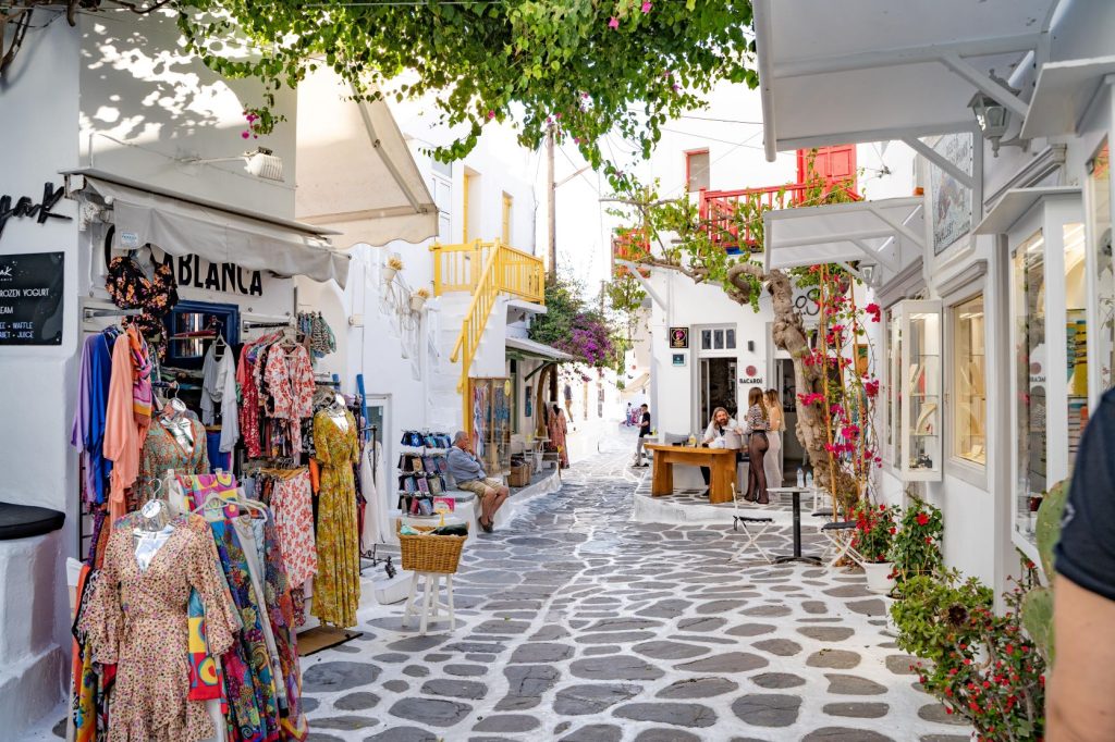 Μύκονος: Τα «πέταξαν» όλα έξω στα Ματογιάννα – Οι στιλιστικές επιλογές που «έβγαλαν μάτια» (βίντεο)