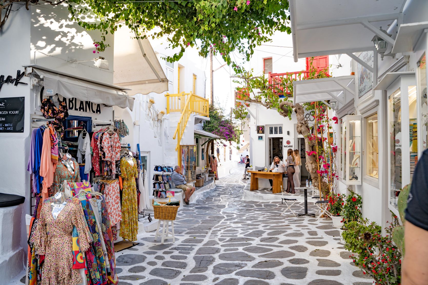 Μύκονος: Τα «πέταξαν» όλα έξω στα Ματογιάννα – Οι στιλιστικές επιλογές που «έβγαλαν μάτια» (βίντεο)