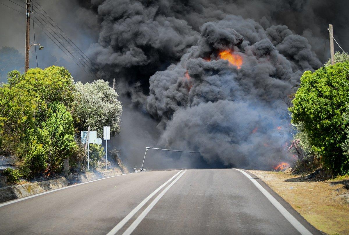 Υπό μερικό έλεγχο η φωτιά στα Κρέστενα Ηλείας