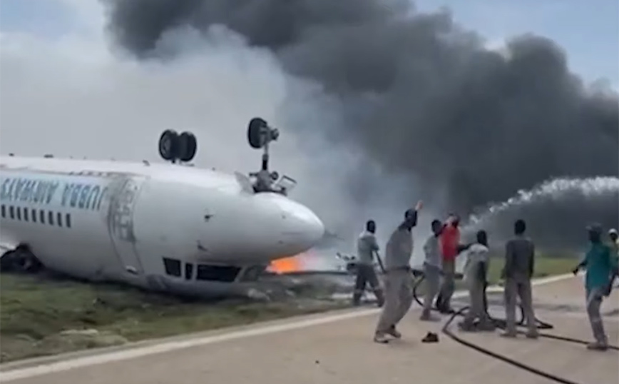Σοκαριστικό βίντεο από συντριβή επιβατικού αεροπλάνου στη Σομαλία – Επέζησαν οι επιβάτες (βίντεο)
