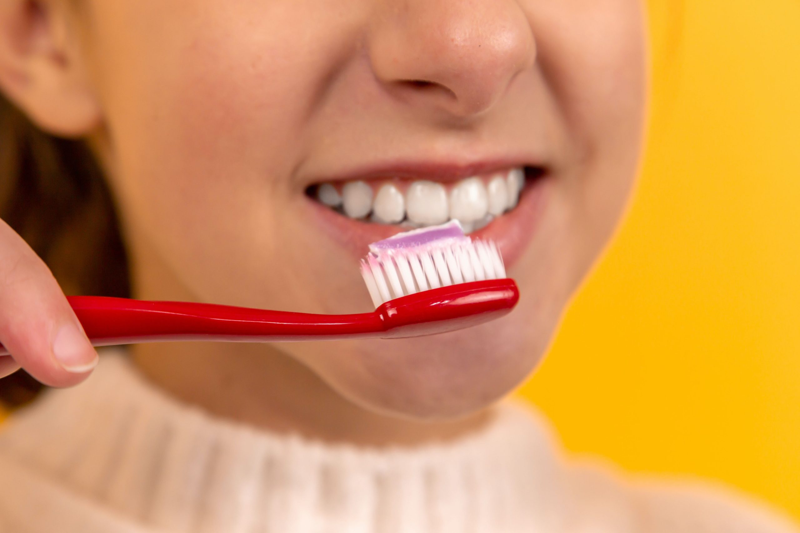 Ο τρόπος που πλένετε τα δόντια επηρεάζει την επιδερμίδα του προσώπου σας