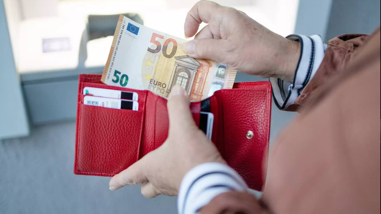 Στα 4.596€ ο «κόφτης» της παρακράτησης για τους εργαζόμενους συνταξιούχους – Αναλυτικά όσα πρέπει να γνωρίζετε