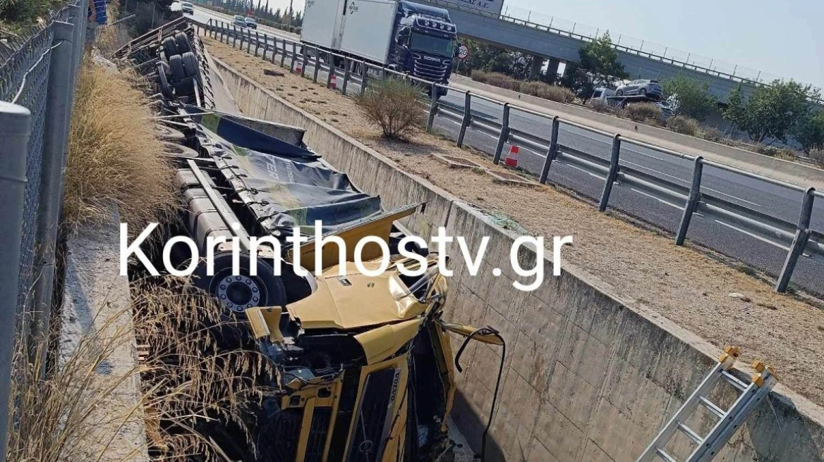 Τροχαίο στον Ασπρόπυργο: Νταλίκα «βούτηξε» σε χαντάκι από ύψος 10 μέτρων (βίντεο)