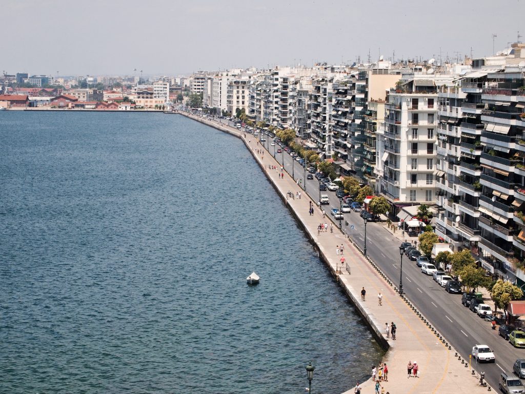 Θεσσαλονίκη: Νεαρές τα «πέταξαν» όλα και έκαναν ηλιοθεραπεία γυμνές επί της λεωφ.Νίκης (φώτο)
