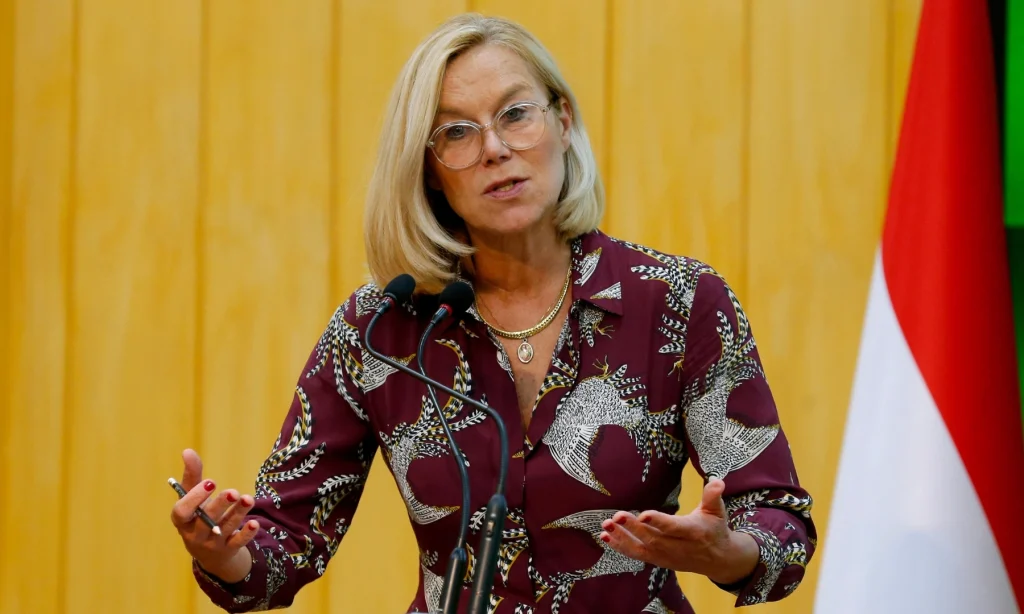 Αποχωρεί από την πολιτική η υπουργός Οικονομικών της Ολλανδίας – Απειλούν την οικογένειά της