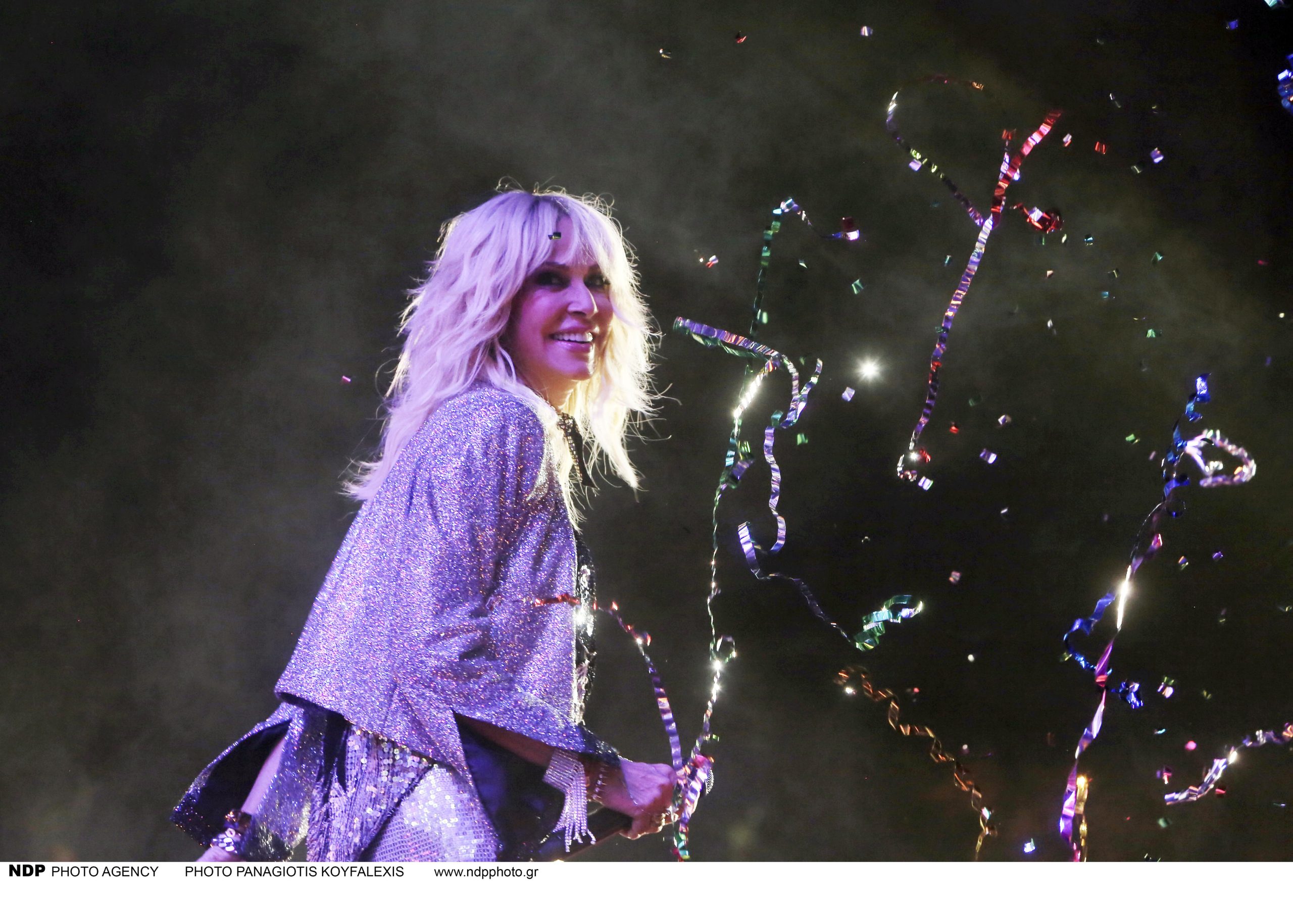 50 χρόνια Άννα Βίσση: Η ασφυκτικά γεμάτη εμφάνισή της στο θέατρο Πέτρας