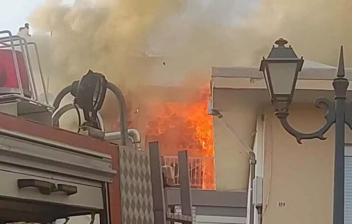 Κοζάνη: Φωτιά σε κτίριο – Πιθανότατα από κλιματιστικό (βίντεο)
