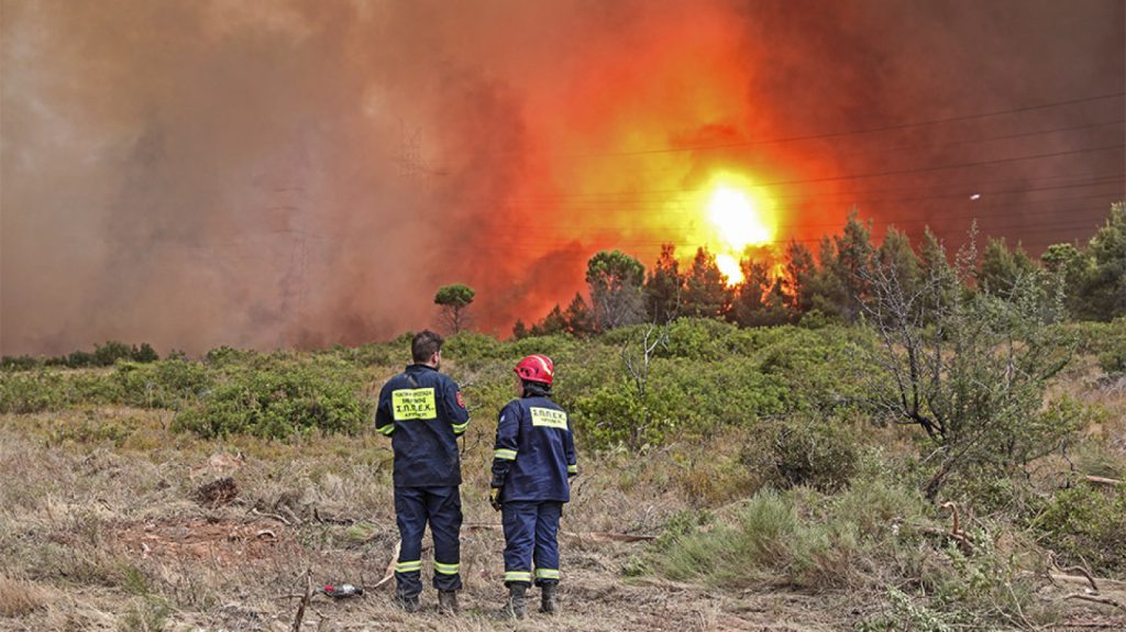 Φωτιά στο Λαύριο – «Μάχη» με τους δυνατούς ανέμους δίνουν οι πυροσβέστες
