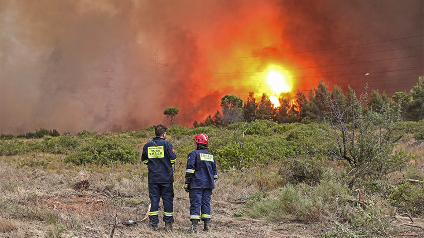 Αναζωπυρώθηκε η φωτιά στην Κάρυστο – Κινείται προς το χωριό Αντιά