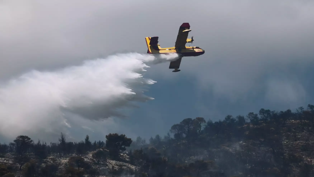 Φωτιά στην Κεφαλονιά – Καίει σε αγροτοδασική έκταση στην περιοχή Κατελειός