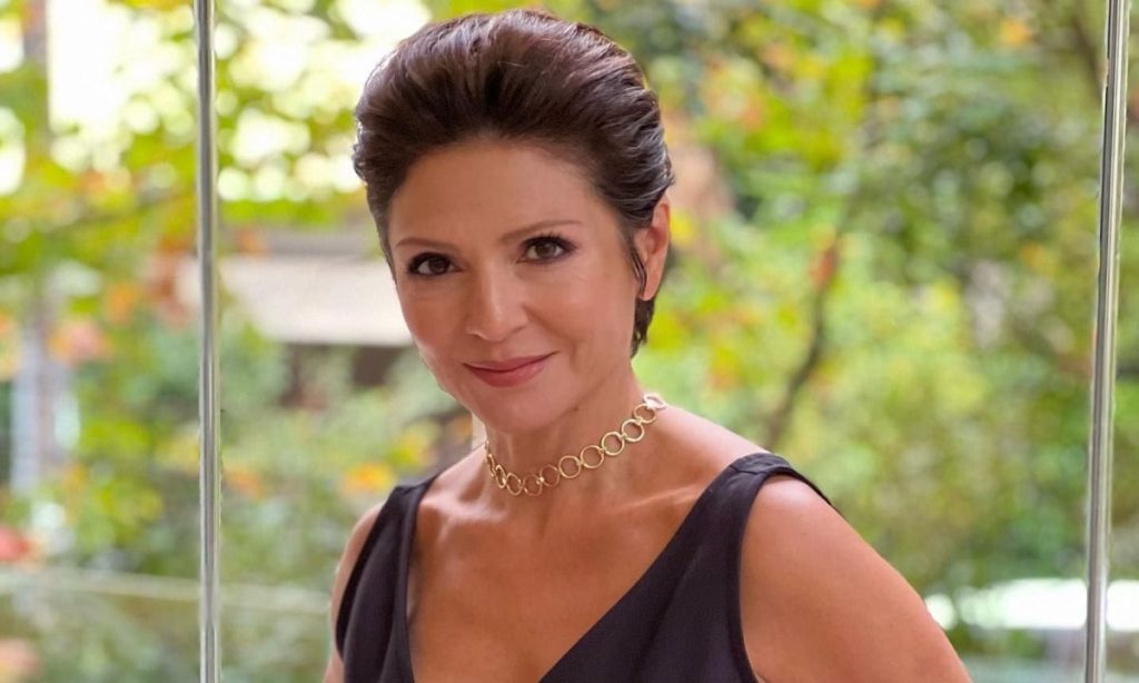 Η Τ.Κουλίεβα πόζαρε τόπλες με φόντο το ηφαίστειο της Σαντορίνης – «Απόκοσμη ομορφιά» (φώτο)