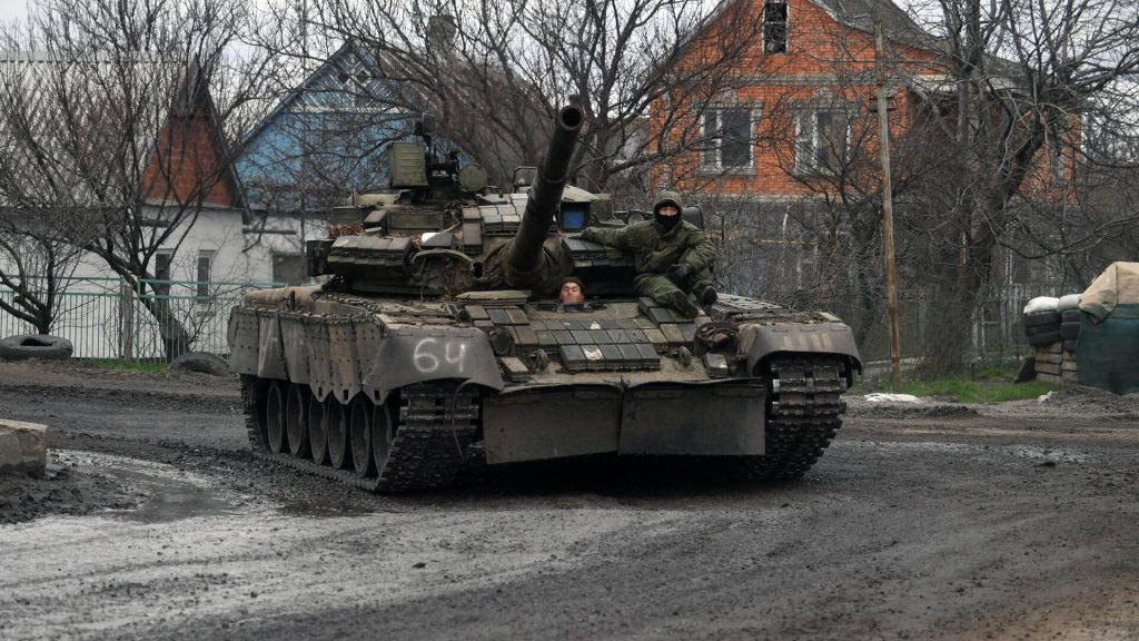 Ζαπορίζια: Ρωσικό άρμα μάχης T-72B3 έχει δεχθεί βλήμα και καίγεται ο πύργος αλλά εξακολουθεί να επιβιώνει!