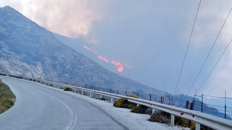 Φωτιά στη Νάξο: Ολονύχτια μάχη με τις φλόγες – Χωρίς ρεύμα οι ορεινές περιοχές