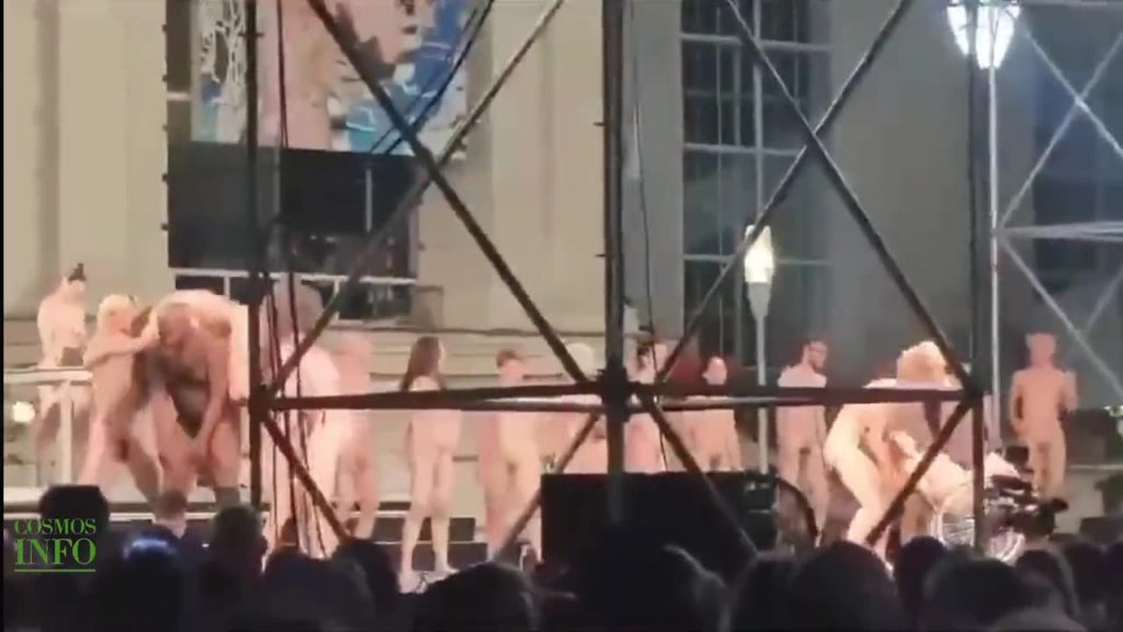 Βίντεο: Ανέβηκαν γυμνοί στην σκηνή στο φεστιβάλ της Βιέννης και χόρευαν σαν τρελοί