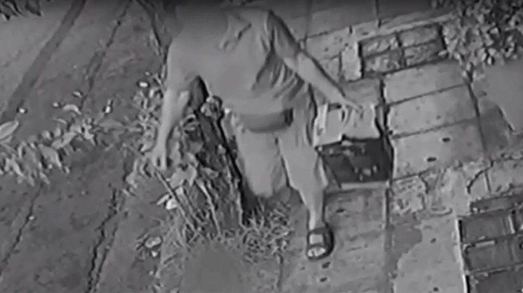 Κάμερα κατέγραψε τον βομβιστή της Μεγάλης Στοάς στην Αχαρνών (βίντεο)