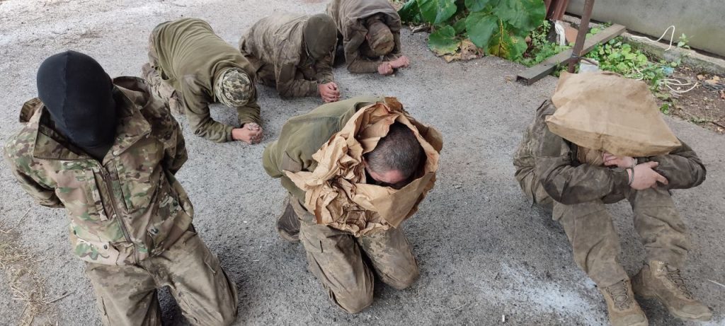 Μπακχμούτ: Τσετσένοι αιχμαλώτισαν μια μεγάλη ομάδα Ουκρανών στρατιωτών (βίντεο)