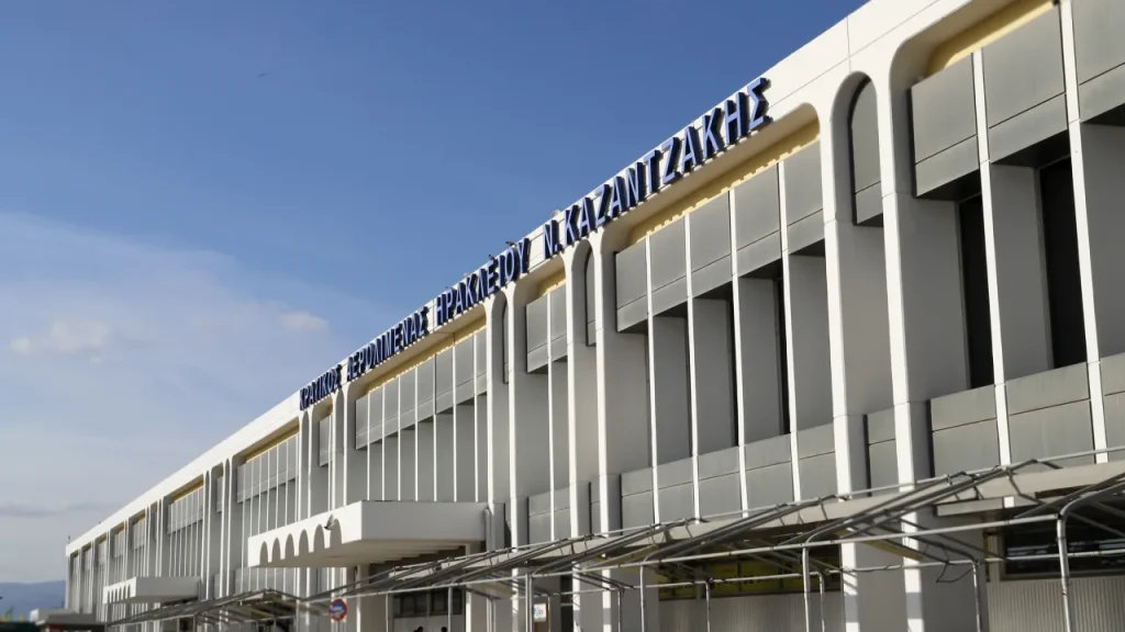 Ηράκλειο: «Χαμός» σε πτήση από την Βρετανία – Μεθυσμένες τουρίστριες φώναζαν και τσακώνονταν