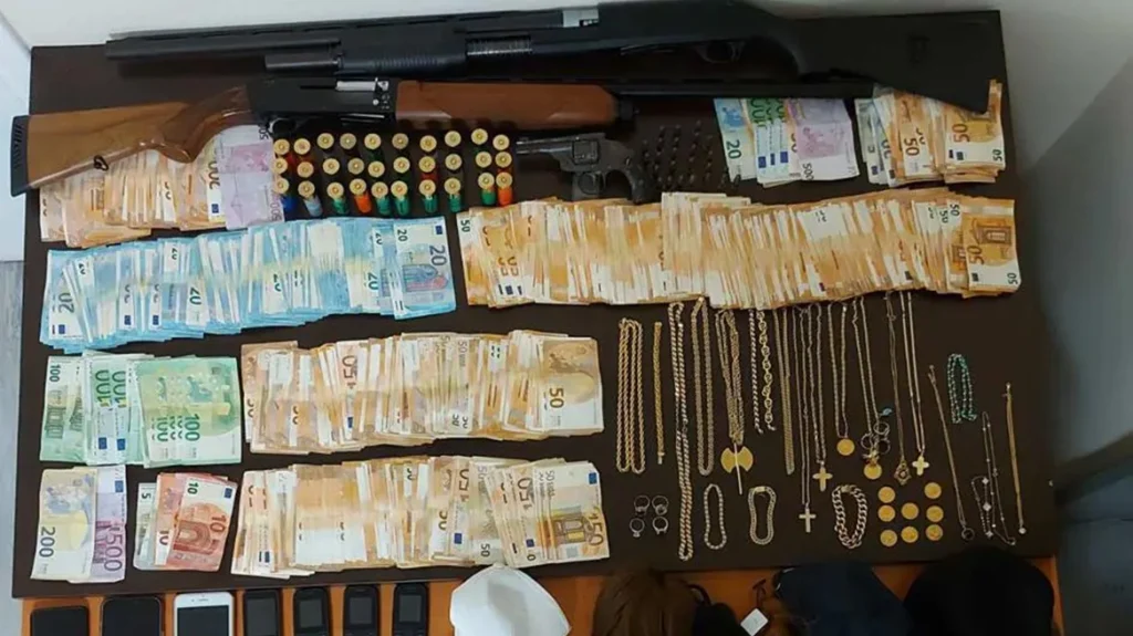 Εξαρθρώθηκε συμμορία που άρπαζε τα χρήματα ηλικιωμένων: Συνελήφθησαν 16 άτομα – Η λεία ξεπερνά το 1.360.000 ευρώ