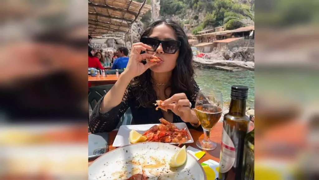 Σάλμα Χάγιεκ: Κάθεται σε ταβερνάκι και τρώει κεφάλια από γαρίδες – Η απολαυστική φωτό