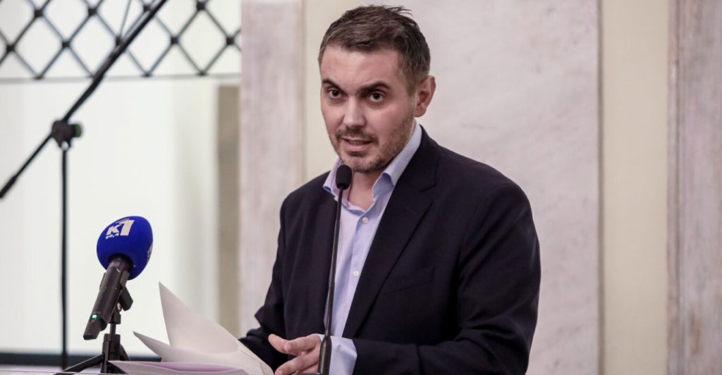 Μιχάλης Χατζηγιάννης: Με στίχους από τραγούδι παρέδωσε το υφυπουργείο Πολιτισμού