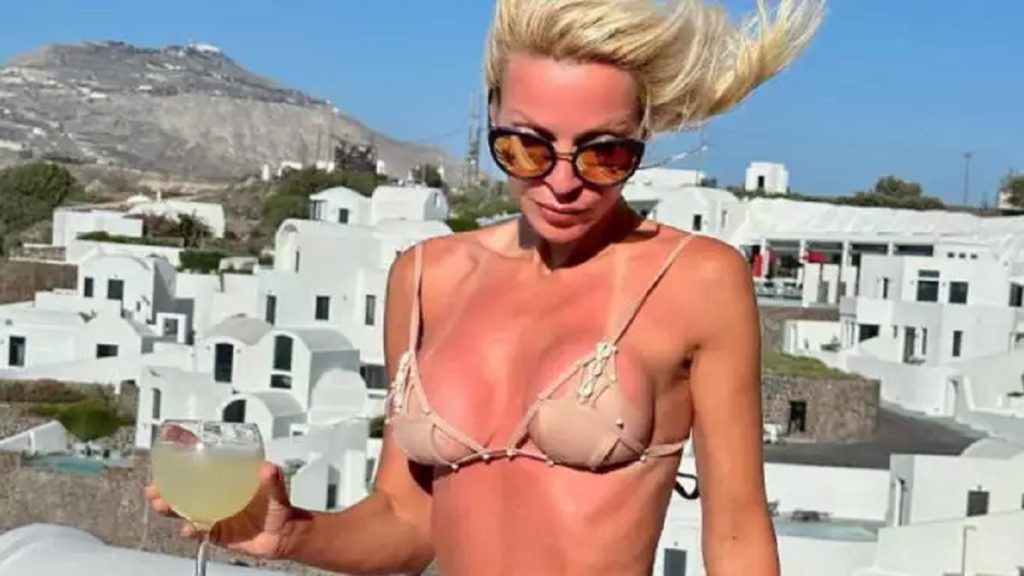 Η Ασημίνα Ιγγλέζου ποζάρει με… ανύπαρκτο μαγιό «κορδόνι» και προκαλεί απανωτά «εγκεφαλικά» (φώτο)