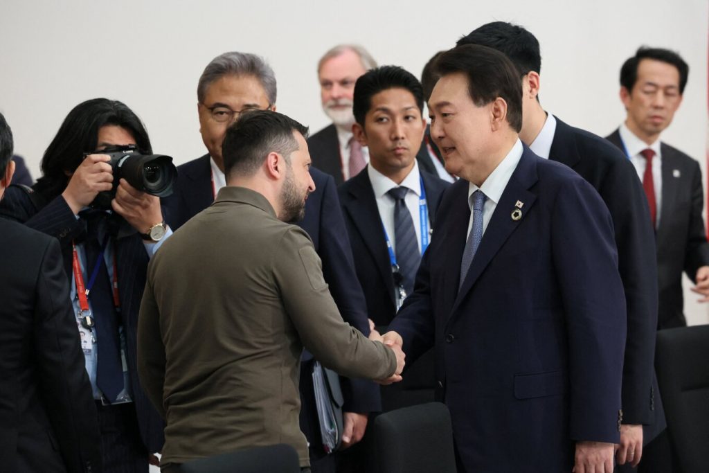 Αιφνιδιαστική επίσκεψη του προέδρου της Νότιας Κορέας στην Ουκρανία – Αναζητούν τρόπους αποστολής βοήθειας