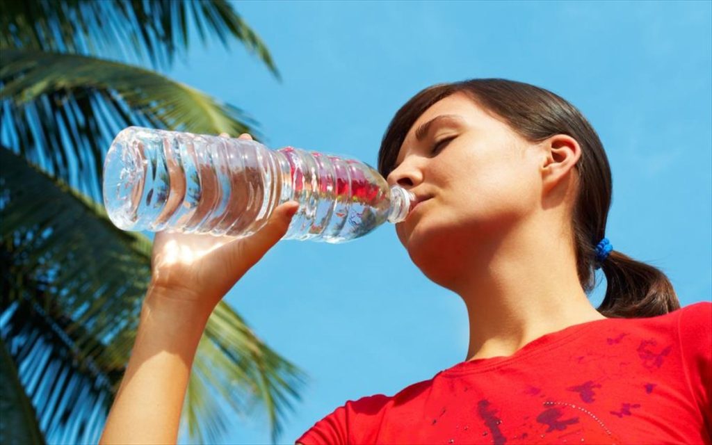 Αφυδάτωση και καύσωνας: Μην περιμένετε να διψάσετε για να πιείτε νερό