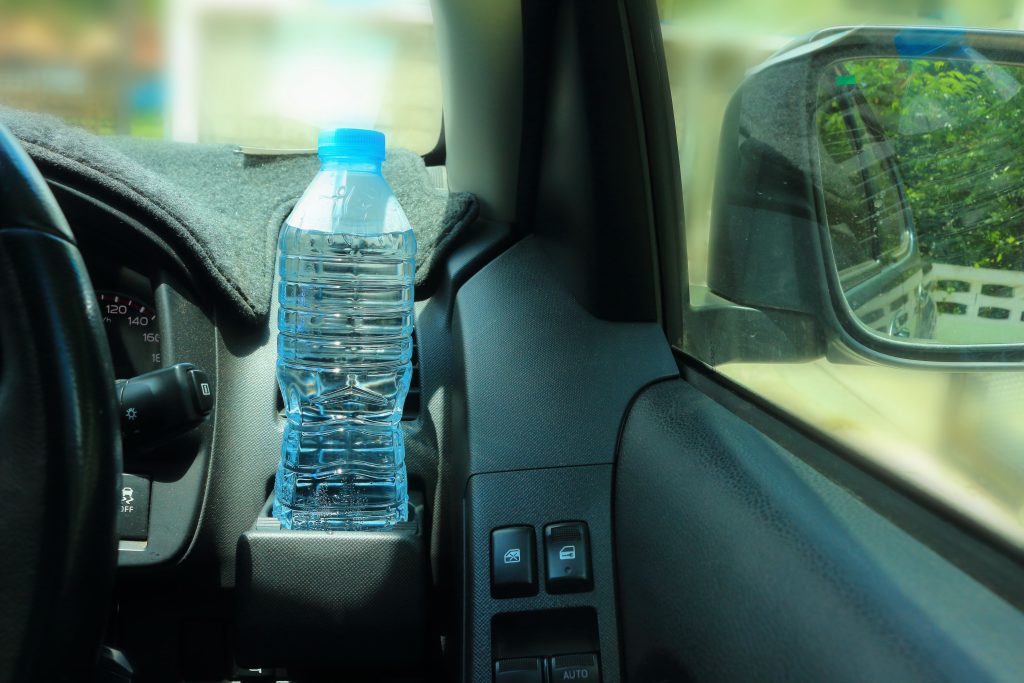 Αυτό το ήξερες; – Να γιατί δεν πρέπει να έχεις ένα μπουκάλι με νερό στο αυτοκίνητο