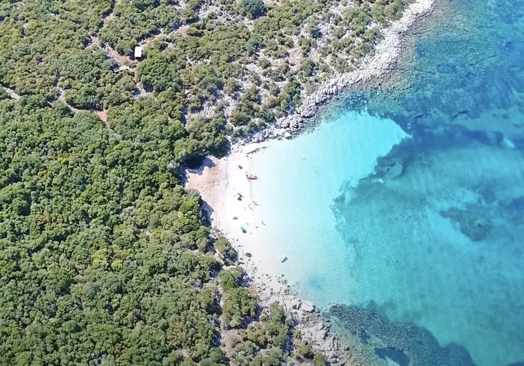 Αυτό είναι το εξωτικό νησί της Ελλάδας που ελάχιστοι γνωρίζουν – Τα νερά του θυμίζουν Καραϊβική