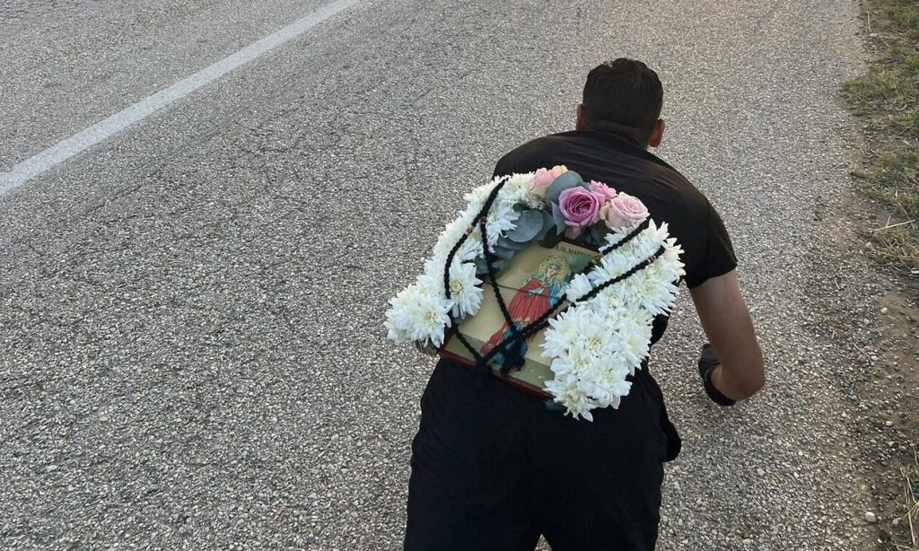Νεαρός ταξίδεψε από τη Σύρο στη Ροδόπη για να προσκυνήσει το λείψανο της Αγίας Μαρίνας – Έφτασε γονατιστός στο ναό