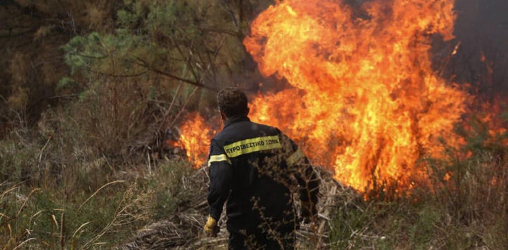 Φωτιά στην περιοχή Πρόδρομος Βοιωτίας – Μήνυμα από το «112» για εκκένωση της παραλίας Σαράντη