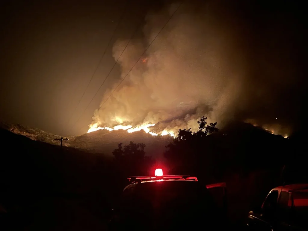 Συνεχίζει να καίει η φωτιά στη Νάξο – Φτάνουν νέες δυνάμεις από Αθήνα και Σύρο