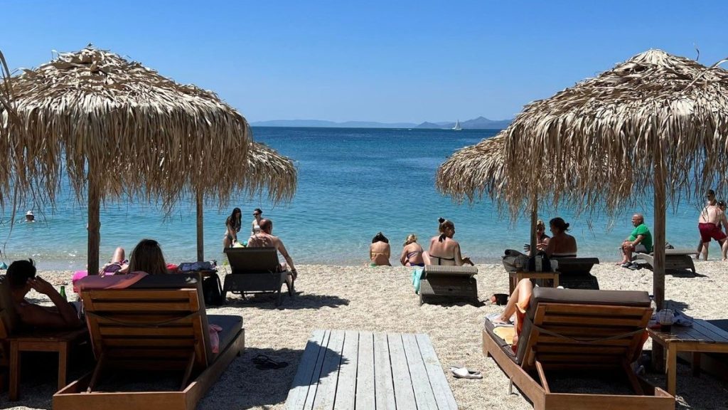 Καύσωνας: «Βουλιάζουν» από νωρίς το πρωί οι παραλίες της Αττικής – Οι Αθηναίοι αναζητούν «ανάσες δροσιάς» (βίντεο)